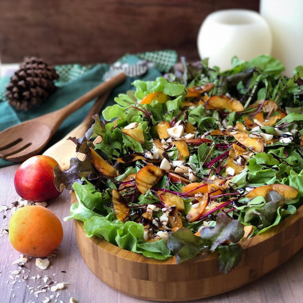 Salada verde com lâminas de nectarina e damascos frescos e redução de balsâmico